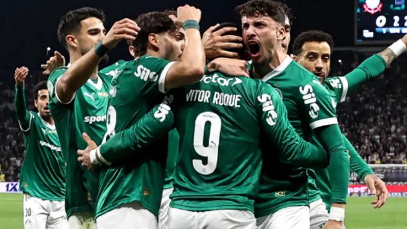 Jogadores do Palmeiras comemoram gol marcado