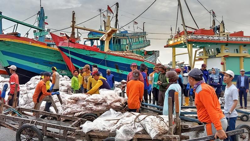 Loading and unloading activities at the Tegalsari fishing port in Tegal, a city on Central Java’s north coast in Indonesia.
