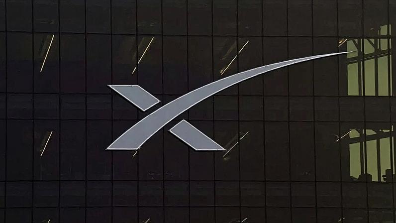 Logotipo da SpaceX em um de seus prédios em Starbase, Texas, EUA
