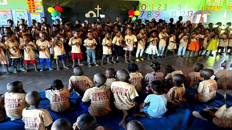 Equipe missionária durante a celebração de Páscoa em Madagascar.