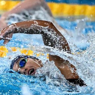 Brasileira supera finalista olímpica e quebra recorde na natação