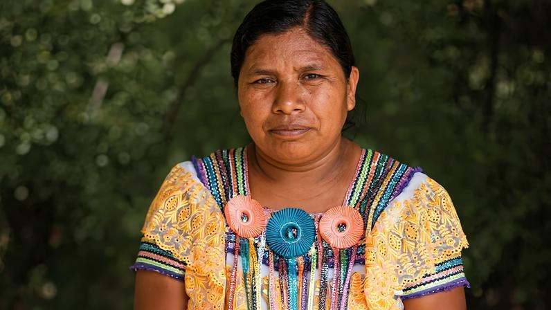Mulheres latino‑americanas observam o mar na Nicarágua