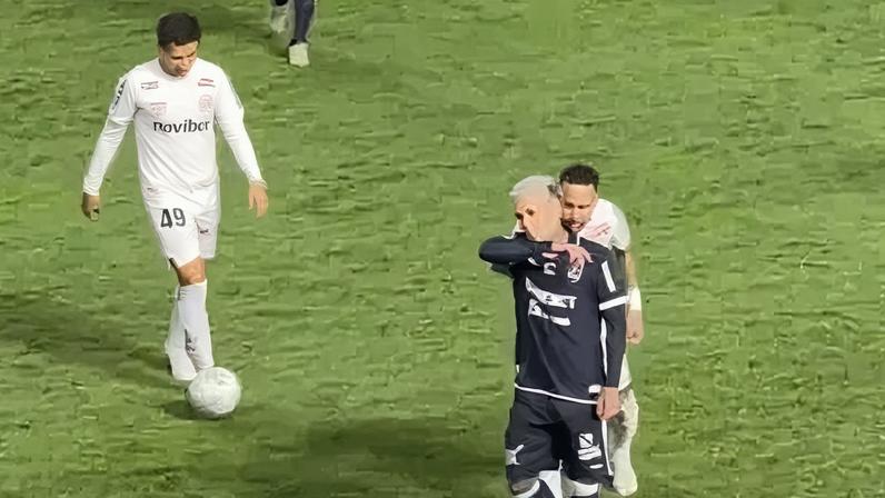 Neymar discute com jogador do Remo após provocação durante jogo