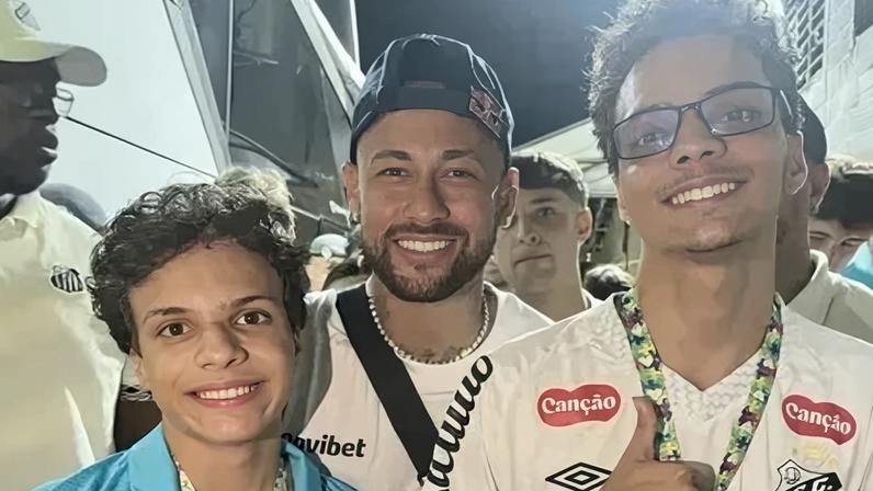 Neymar realiza sonho de irmãos autistas após vitória do Santos