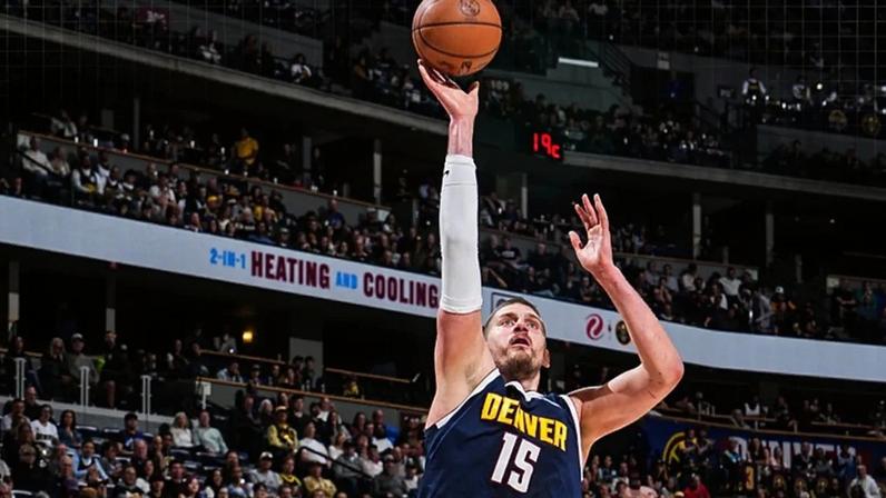 Jokic faz história contra os Blazers em jogo polêmico