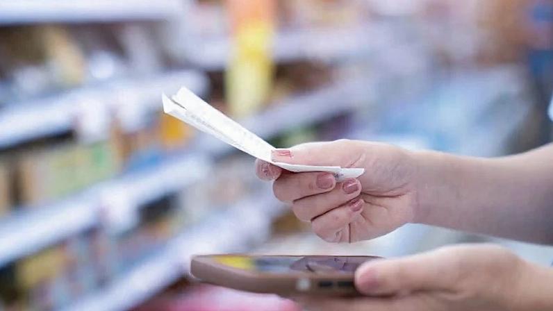 Petróleo caro impulsiona inflação e pode atrasar cortes de juros