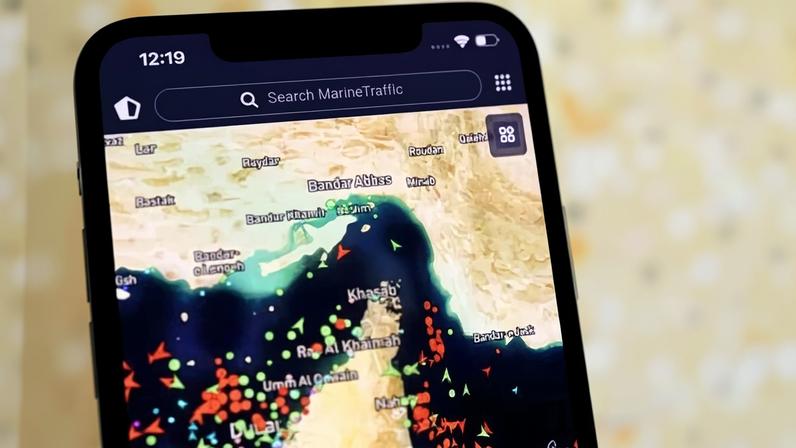 Estreito de Ormuz: Localizado entre o Irã ao norte e os Emirados Árabes Unidos e um enclave de Omã ao sul, é uma das rotas marítimas mais estratégicas do mundo