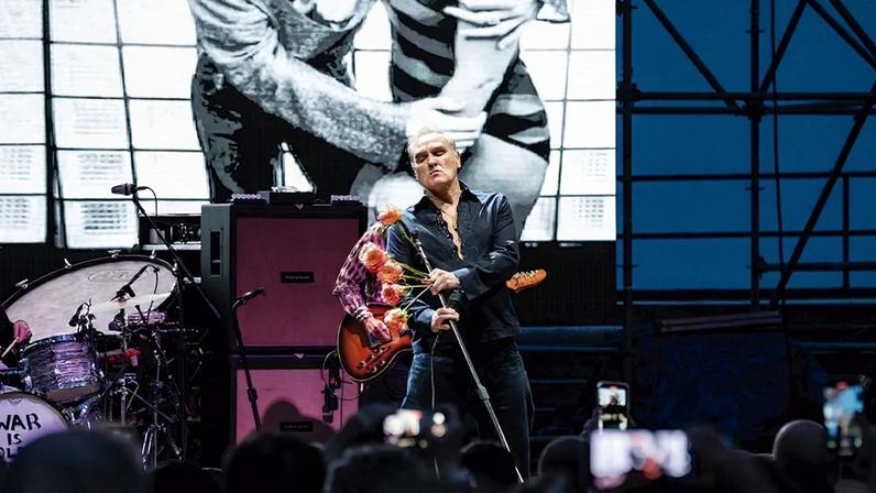 O ostracismo lhe cai bem