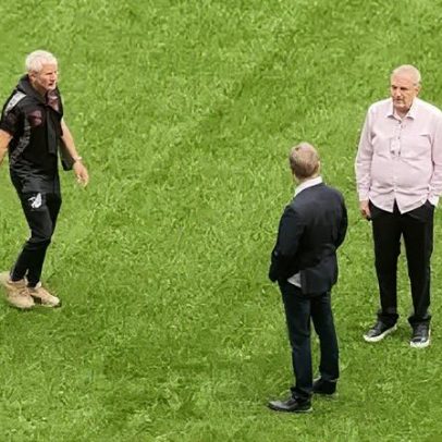 Presidente do Athletico-PR testa gramado antes de jogo na Arena MRV