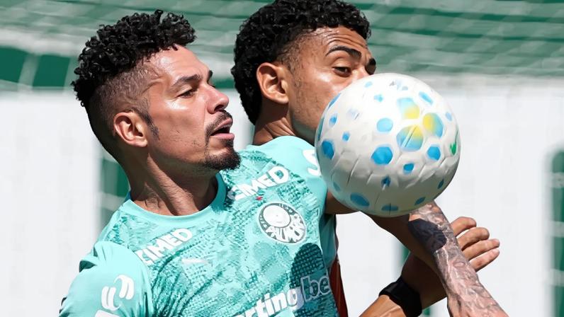 Paulinho durante treino do Palmeiras