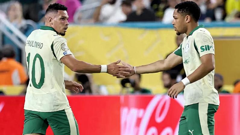 Paulinho e Vitor Roque, jogadores do Palmeiras (Foto: Cesar Greco/Palmeiras/by Canon)