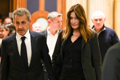 El expresidente francés Nicolas Sarkozy y su esposa, Carla Bruni, salen del tribunal de París, este martes.