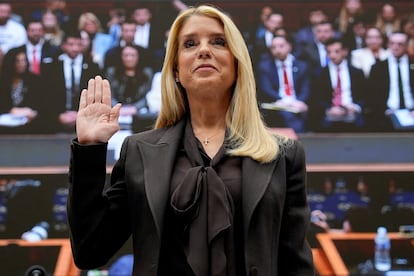 Pam Bondi presta juramento antes de testificar en una audiencia de una comisión judicial de la Cámara de Representantes, en Washington el pasado 11 de febrero.