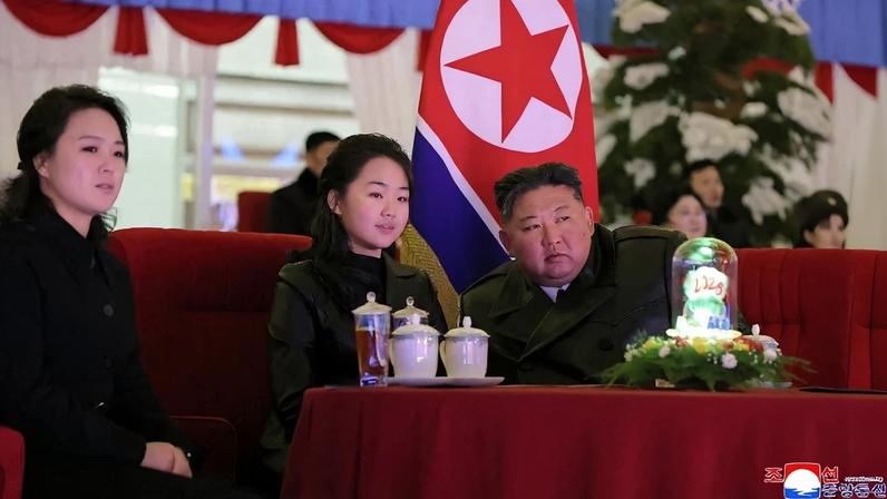 Kim Jong Un com sua sua filha Kim Ju Ae (centro) e sua esposa Ri Sol Ju (esquerda), em 31 de dezembro de 2025. Foto: KCNA via KNS/AFP