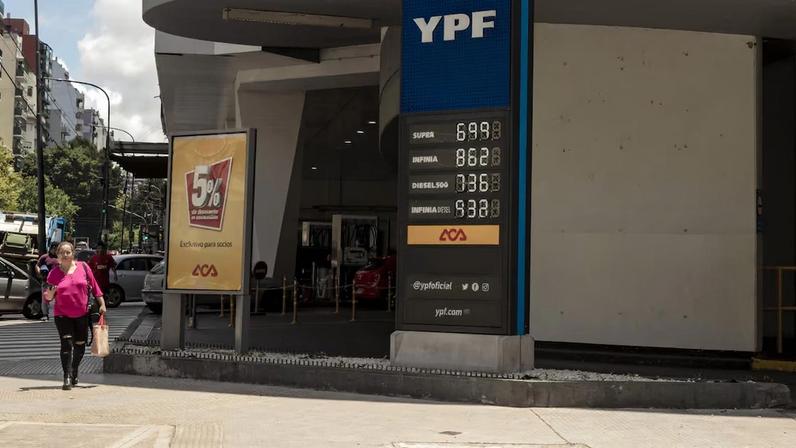 Milei defende livre mercado; Argentina mantém controle de preço da gasolina