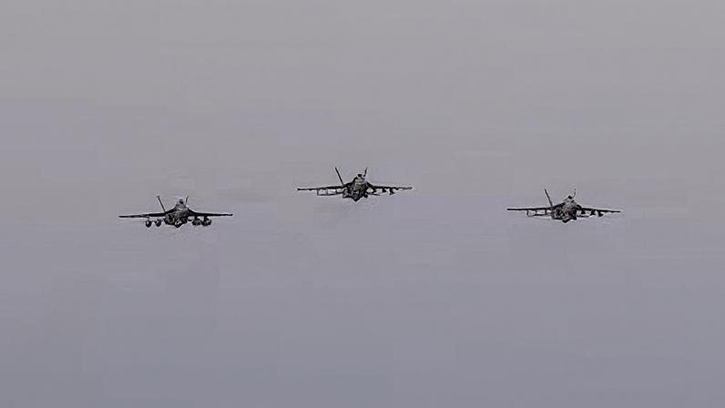 Tres F/A-18E sobrevolaban el día 2 el portaaviones 'Abraham Lincoln' en una misión de apoyo durante la guerra de Irán, en una ubicación no revelada. La imagen fue distribuida por la Armada de EE UU.
