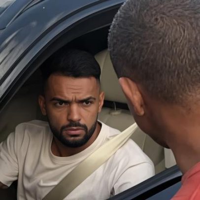 Torcedores cobram jogadores do Corinthians na porta do CT