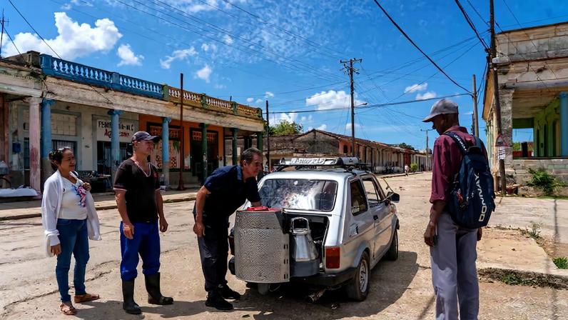 Juan Carlos Pino muestra su auto que funciona con carbón vegetal en Aguacate, Cuba, el 24 de marzo de 2026.