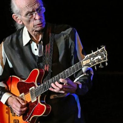 Yes adia turnê europeia para Steve Howe fazer cirurgia essencial
