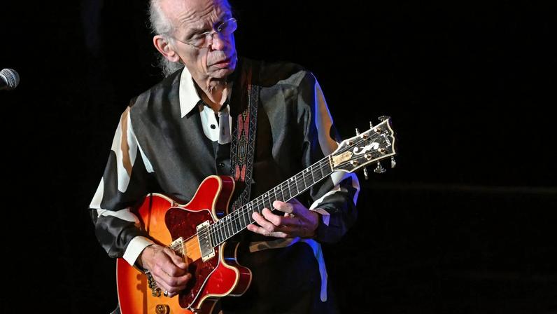 Yes adia turnê europeia para Steve Howe fazer cirurgia essencial