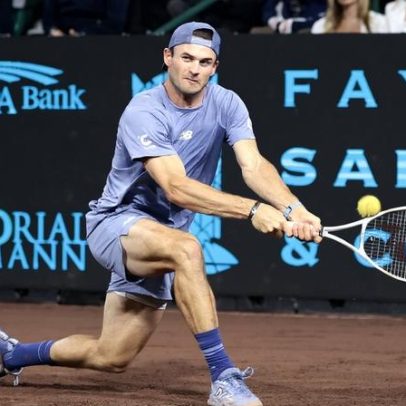 Tiafoe salva match-point e encara Paul na semifinal de Houston