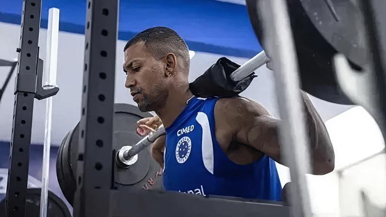 Walace durante treino físico pelo Cruzeiro