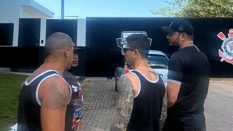 Organizada do Corinthians marcou presença no CT para cobrar elenco (Foto: Divulgação)
