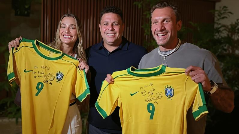 Sabalenka ganha camisas autografadas por Ronaldo e posta foto com o Fenômeno
