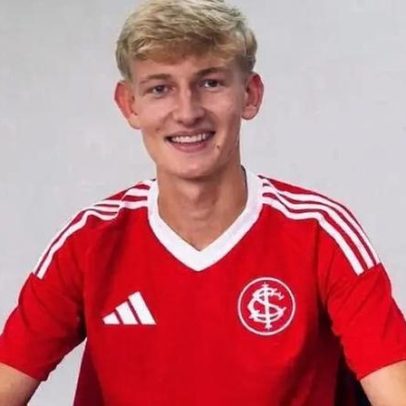 Internacional assina o primeiro contrato profissional de zagueiro Renan, 17 anos