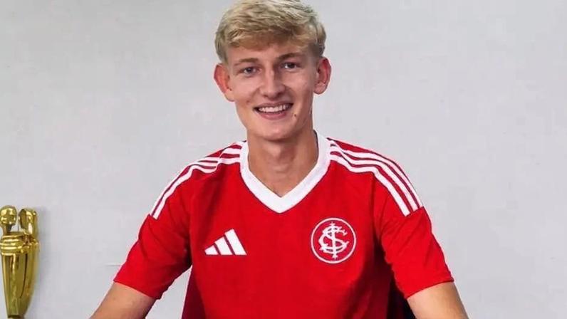 Internacional assina o primeiro contrato profissional de zagueiro Renan, 17 anos