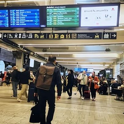 Morto e dezenas feridos em colisão de trem rápido com caminhão militar na França