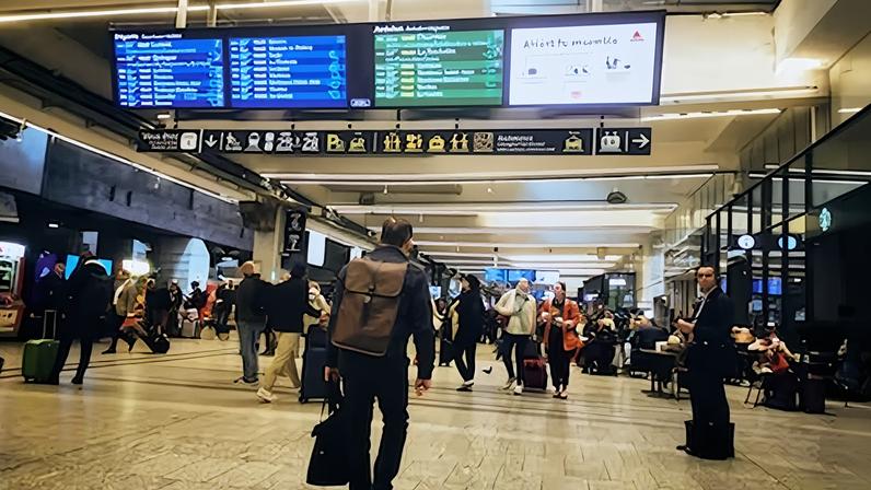 Viajeros en la estación de Montparnasse de París, el pasado 30 de septiembre.