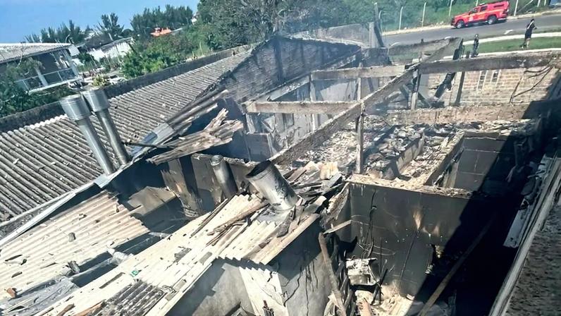 Avião de pequeno porte cai em Capão da Canoa sobre restaurante