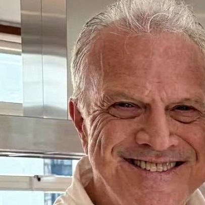 Pedro Bial posa com o irmão e fãs confundem semelhança