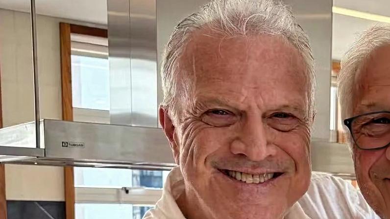 Pedro Bial posa com o irmão e fãs confundem semelhança