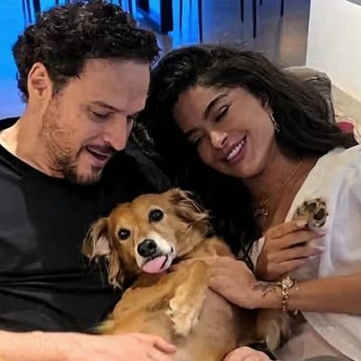 Aline Campos e namorado posam com os 21 animais resgatados