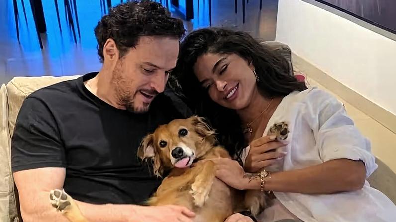 Aline Campos e namorado posam com os 21 animais resgatados