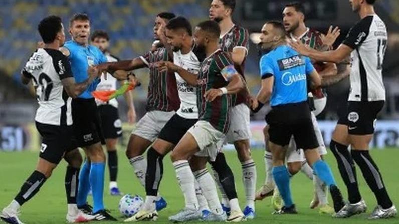 Allan se desculpa após expulsão por gesto obsceno no Corinthians