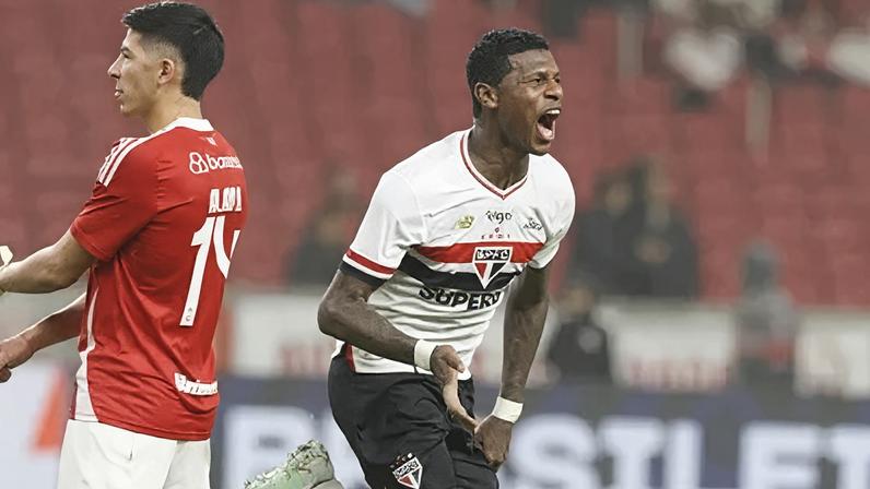 Arboleda comemora gol do São Paulo contra o Inter no Beira-Rio