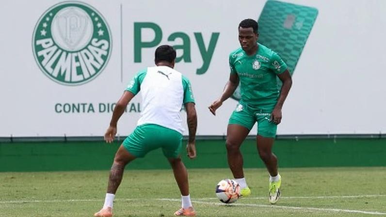 Jhon Arias treinando com o elenco do Palmeiras