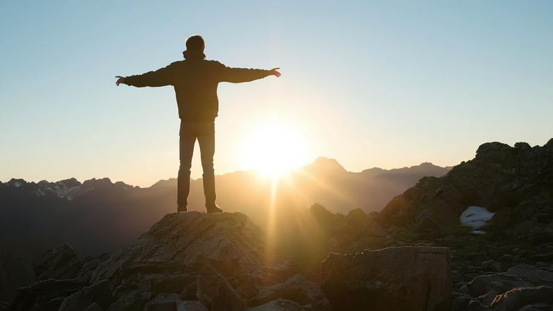 Homem compartilha testemunho de transformação pela esperança em Cristo.