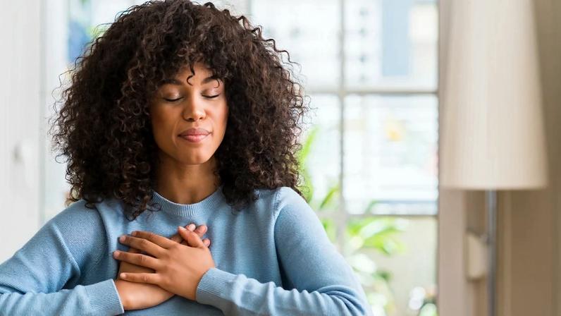 Cinco versículos bíblicos que oferecem conforto para a ansiedade e pensamentos excessivos.