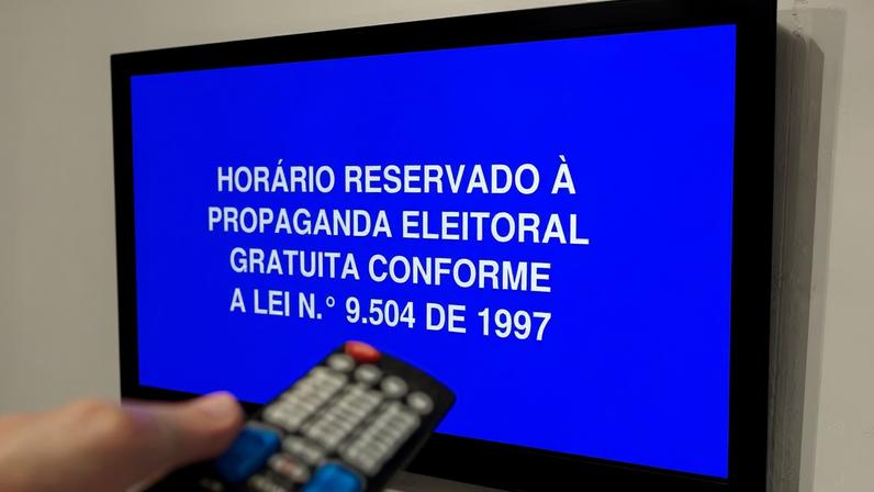 Imagem ilustrativa de um televisor com logotipo da propaganda eleitoral gratuita. — Foto: KEVIN DAVID/A7 PRESS/ESTADÃO CONTEÚDO
