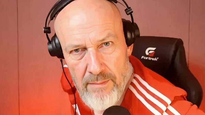 Baldasso durante transmissão de seu programa no YouTube