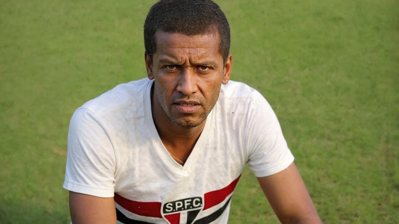 Bauer com a camisa do São Paulo: técnica refinada e imposição física transformaram o volante em um dos maiores ídolos da história tricolor. (São Paulo)