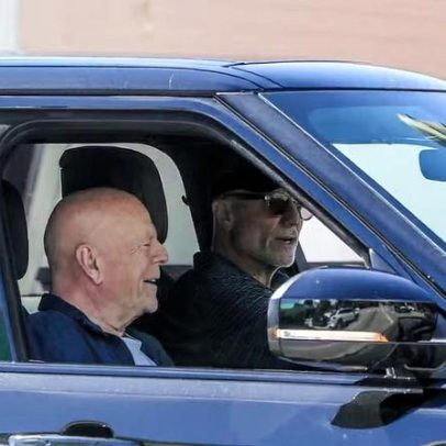 Bruce Willis é visto sorridente em passeio por Los Angeles, com demência