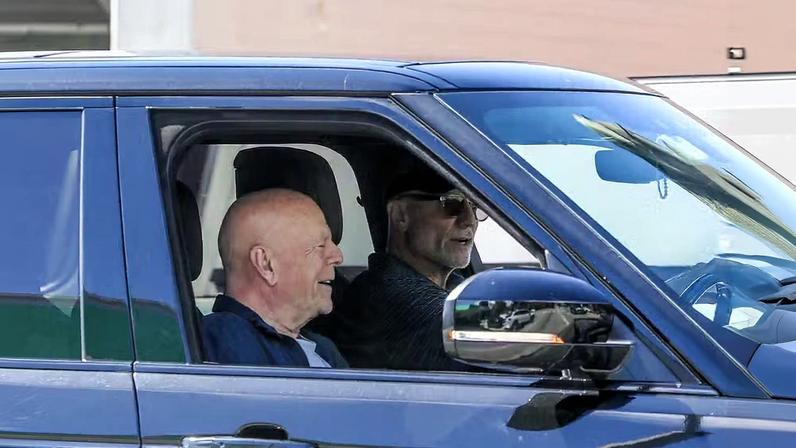 Bruce Willis é visto sorridente em passeio por Los Angeles, com demência