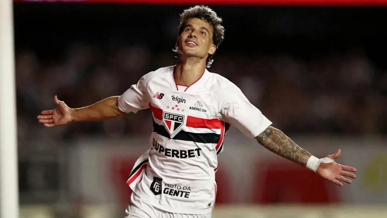 Jogador Ferreira do São Paulo celebra após marcar um gol contra o Cruzeiro