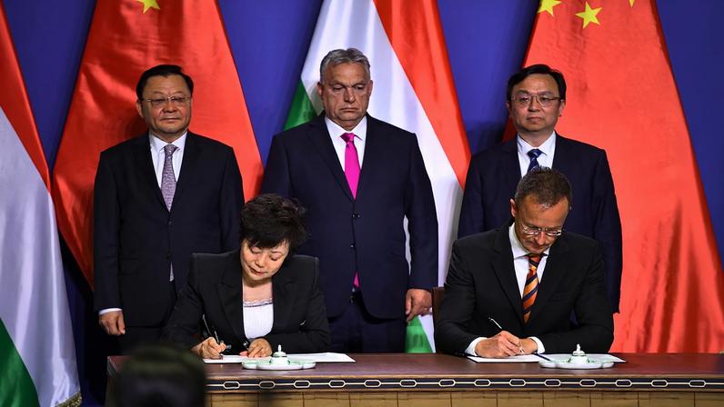 Hungary's Prime Minister Viktor Orban, Hungary's Foreign Minister Peter Szijjártó, China's Deputy Party Secretary and Governor of Guangdong Wang Weizhong with BYD Group Chairman and President Wang Chuanfu and Executive Vice President Li Ke sign an agreement during a joint press conference in the Prime Minister’s office in Budapest, Hungary, on May 15, 2025.