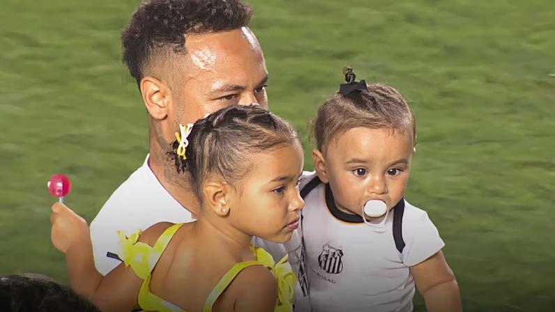 Neymar com Mel e Mavie em partida do Santos — Foto: Reprodução/X